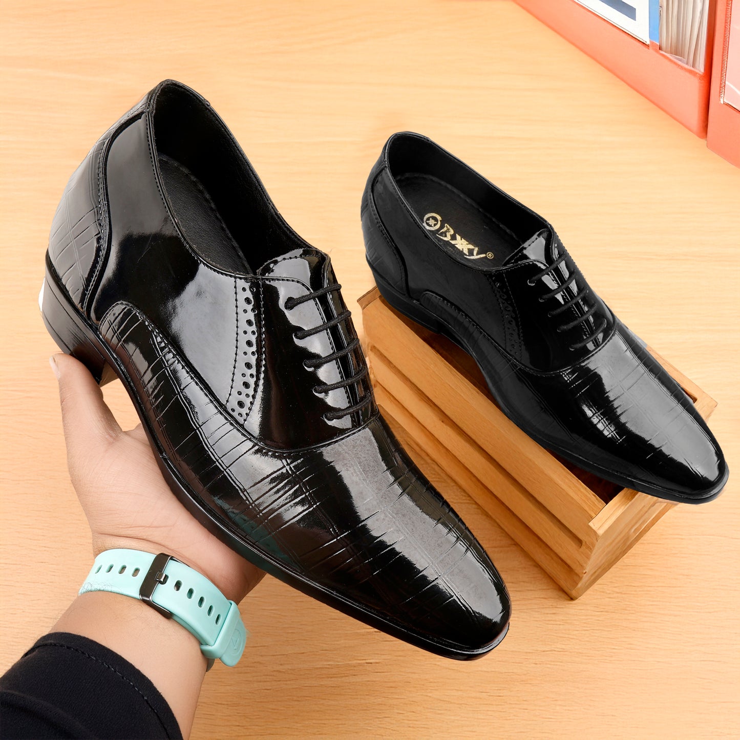 Glossy Black Finish with 9CM Hidden Lift